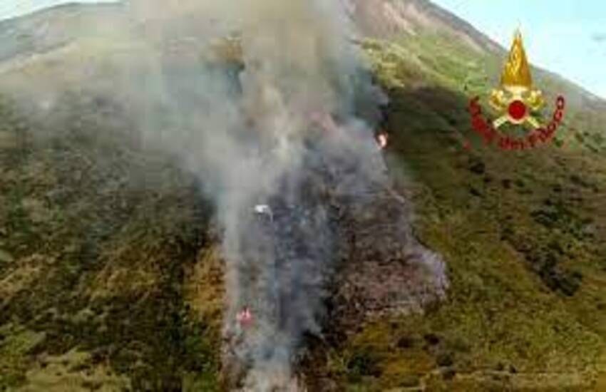 Incendio a Stromboli, fiamme divampate dal set di un film: aperta inchiesta