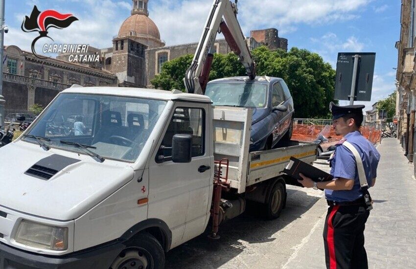 Zia Lisa, rubano auto usando un autocarro. Denunciati due catanesi