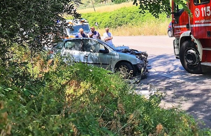 Scontro tra camion e auto a Sperlonga: grave una donna