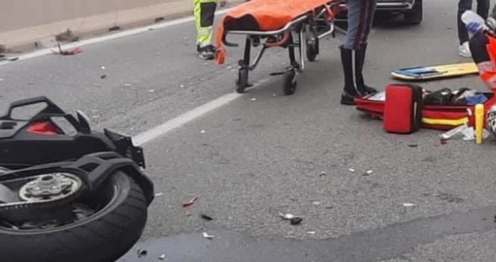 Schianto in moto, 20enne cade rovinosamente sull’asfalto. Grave in Ospedale