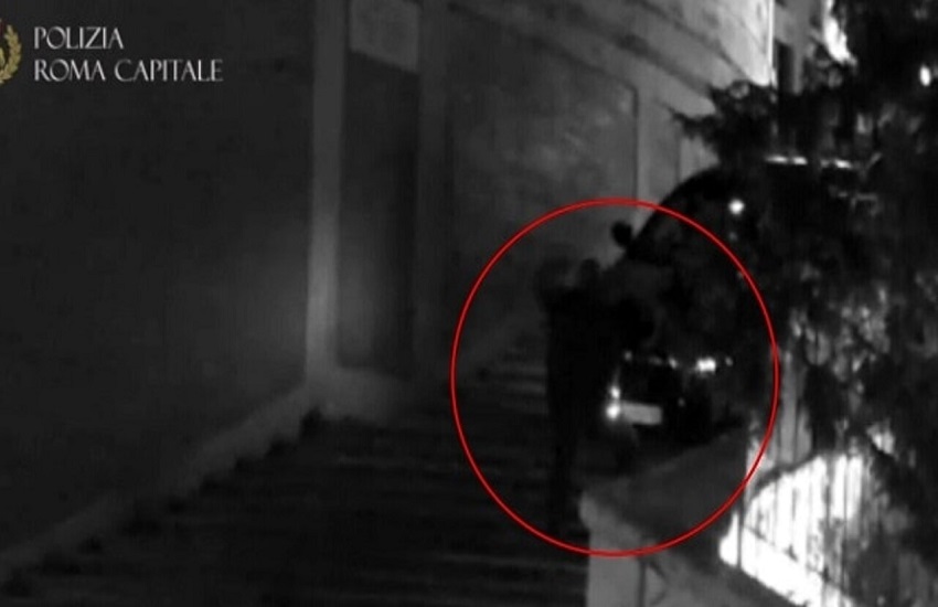 VIDEO – Scende dalla scalinata di Trinità dei Monti con una Maserati, ma la Polizia lo becca in aeroporto