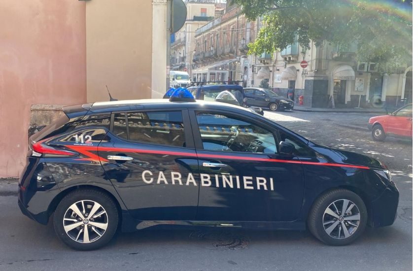 Lodi, ritrovato morto in condizioni misteriose dopo urla e minacce: si indaga sui due inquilini