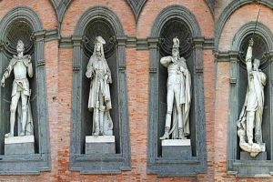 STORIE, MITI E LEGGENDE DI PARTENOPE- La “scenetta” dei re di Napoli al Palazzo Reale inventata dai napoletani