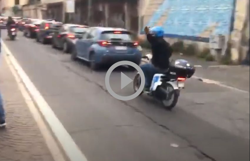 Roma, scooterista “tifoso” insulta i passeggeri sul bus e si schianta su un’auto – VIDEO