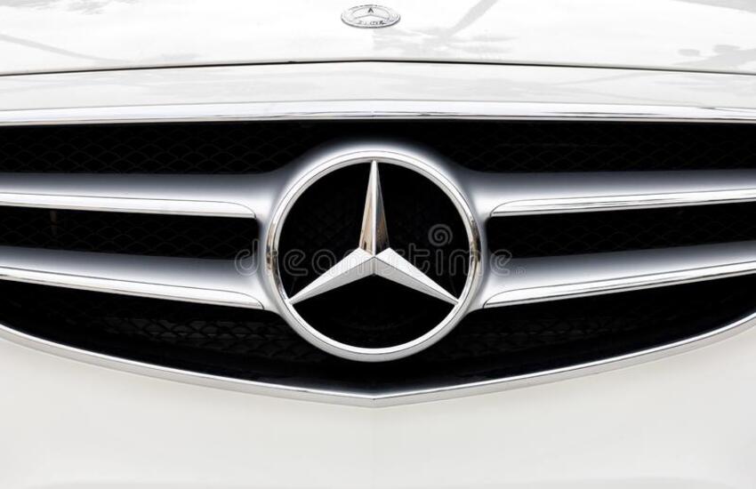 Mercedes richiama un milione di auto per possibile problema a freni