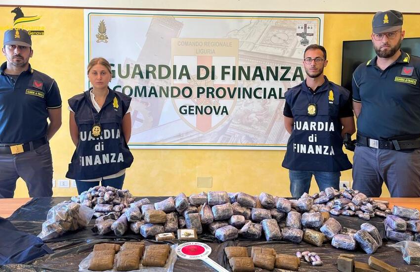 Genova, arrestato corriere con oltre 41 kg di hashish