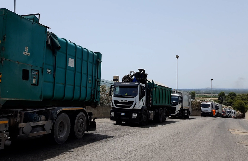Taranto: Mezzi in fila per ore, ancora ritardi per smaltimento rifiuti
