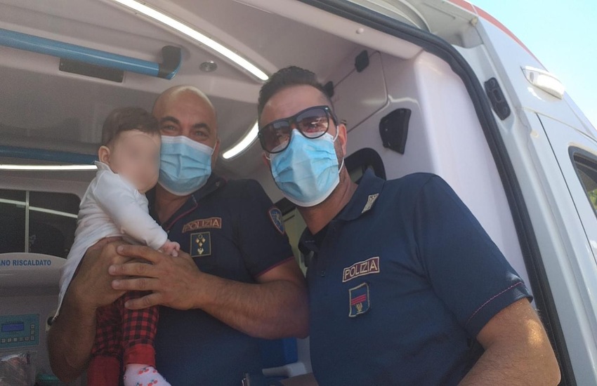 Taranto: Due poliziotti salvano bimba in crisi respiratoria