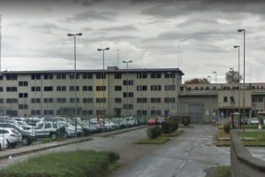 Busto Arsizio: Detenuto straniero dà fuoco a cella e aggredisce poliziotto con punteruolo