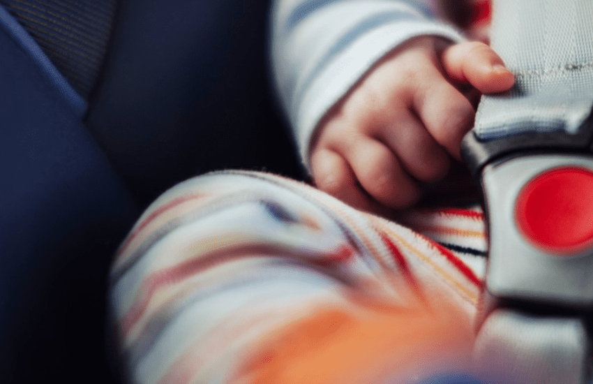 Dimentica il figlio di 18mesi nell’auto: il papà si suicida dopo che lo trova morto