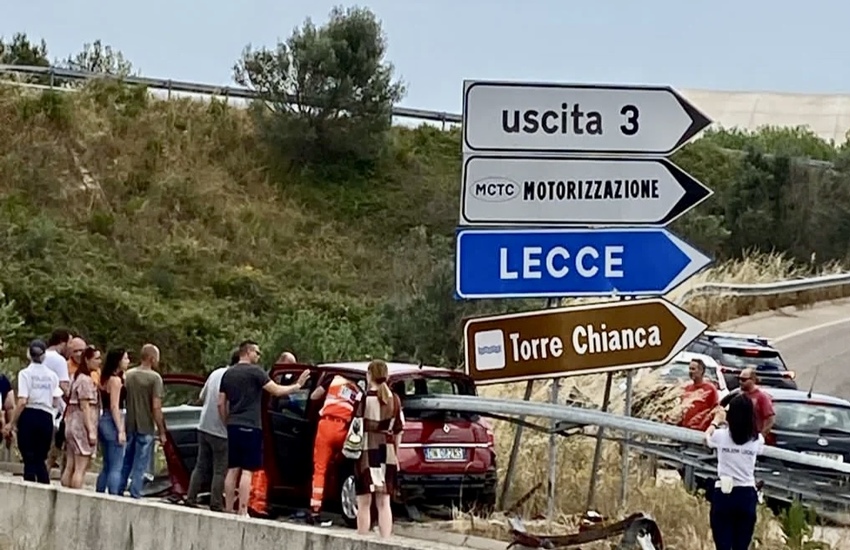 Lecce: Auto infilzata da guardrail, muore una donna originaria di Taranto