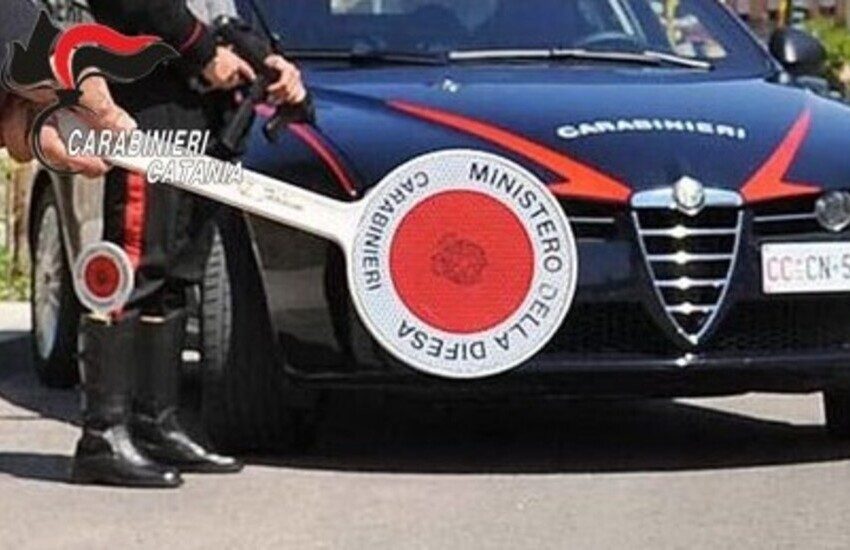 Catania, non si ferma all’alt dei carabinieri perché non ha la patente: arrestato un 20enne