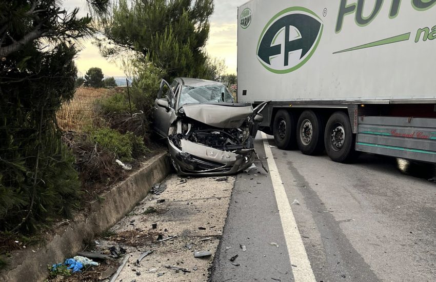 Frontale tra auto e tir sulla Statale 100, muore una donna