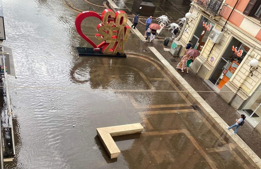 Bomba d’acqua su Cosenza, il Corso Mazzini completamente inondato
