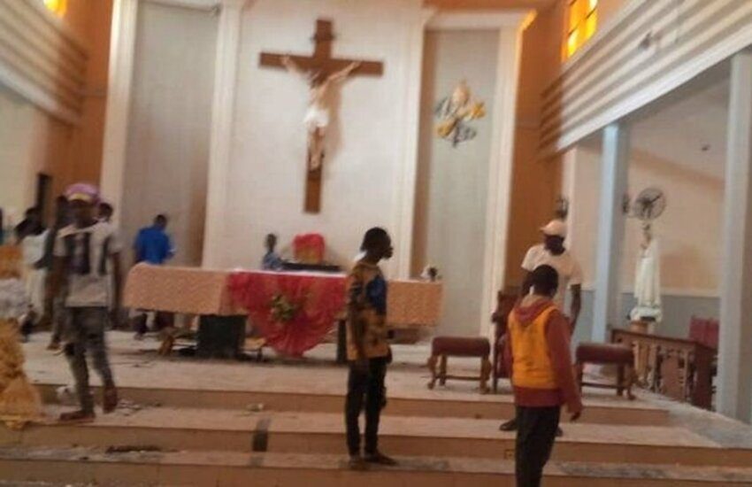 Nigeria, strage in una chiesa cattolica: commando fa uso di esplosivi, bimbi e donne tra i morti. Si temono oltre 50 vittime