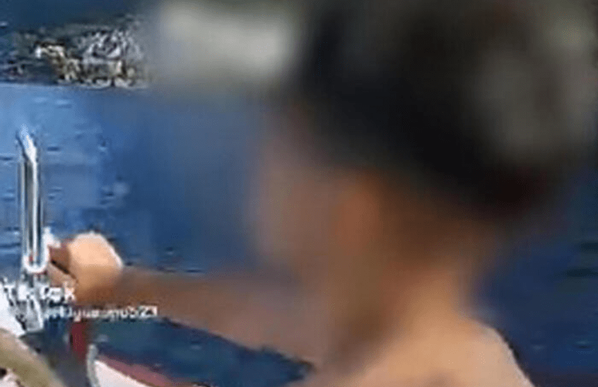 Napoli, il video di un altro bambino che guida il motoscafo: “Adulti da condannare”