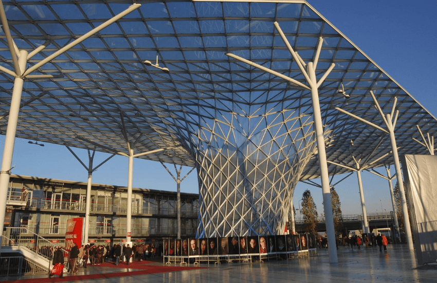 Incidente sul lavoro alla Fiera di Rho: operaio muore precipitando da una scala