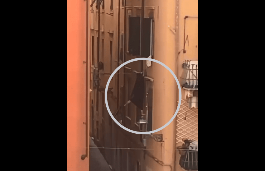 Carrara: donna lancia di tutto dal balcone e cade da una finestra (VIDEO)