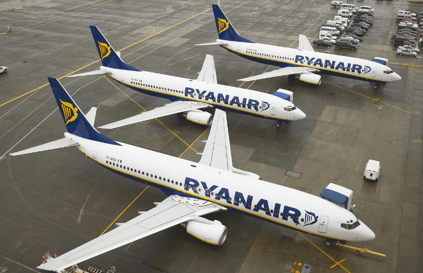 Ryanair, equipaggi “senza acqua e cibo”: i dipendenti lasciano a terra gli aerei