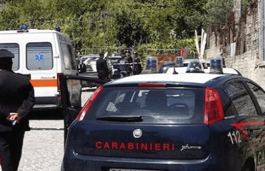 Fugge alla vista dei carabinieri e si schianta con l’auto: morto un 26enne