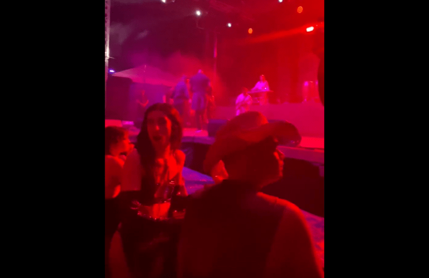 Pride, la star del concerto Lgbt sbotta: “Non voglio essere qui, caz..” e lancia il microfono (VIDEO)
