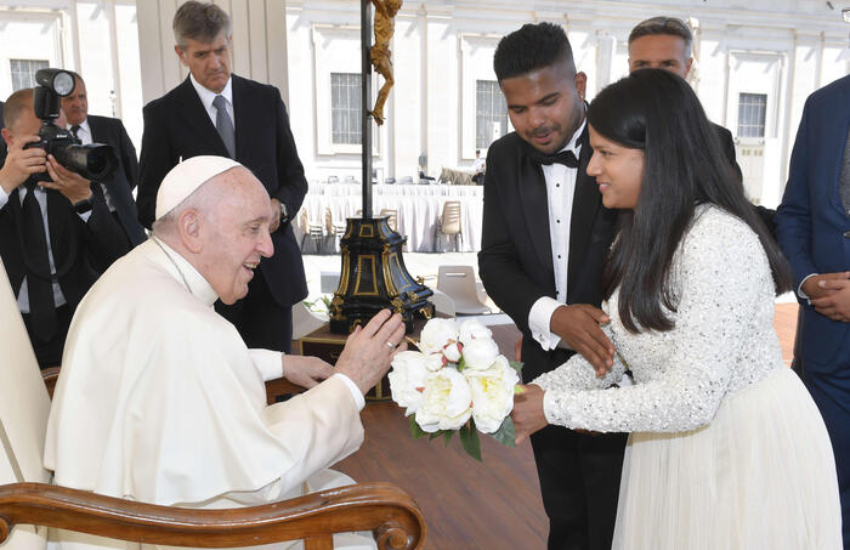 Il Vaticano rilancia la castità: “Virtù preziosa anche prima della convivenza”