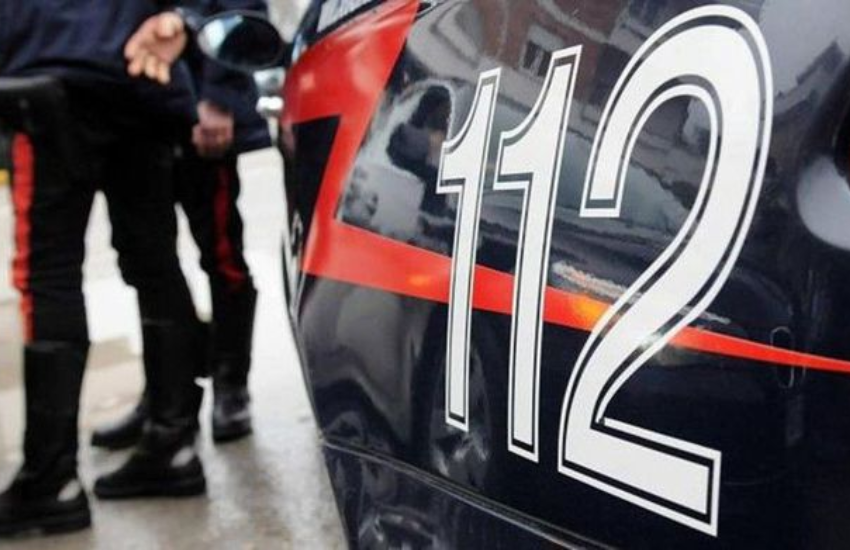 Napoli, per rubare un albero di Natale picchiano 60enne, fermati 7 ragazzi