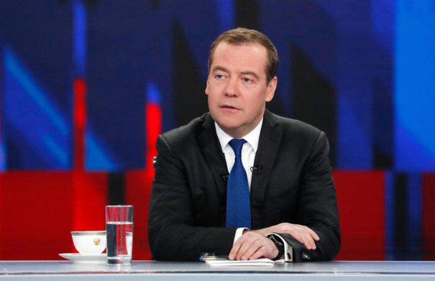 Medvedev offende ancora: “Europei mangia rane, salsicce e spaghetti amici di Kiev”