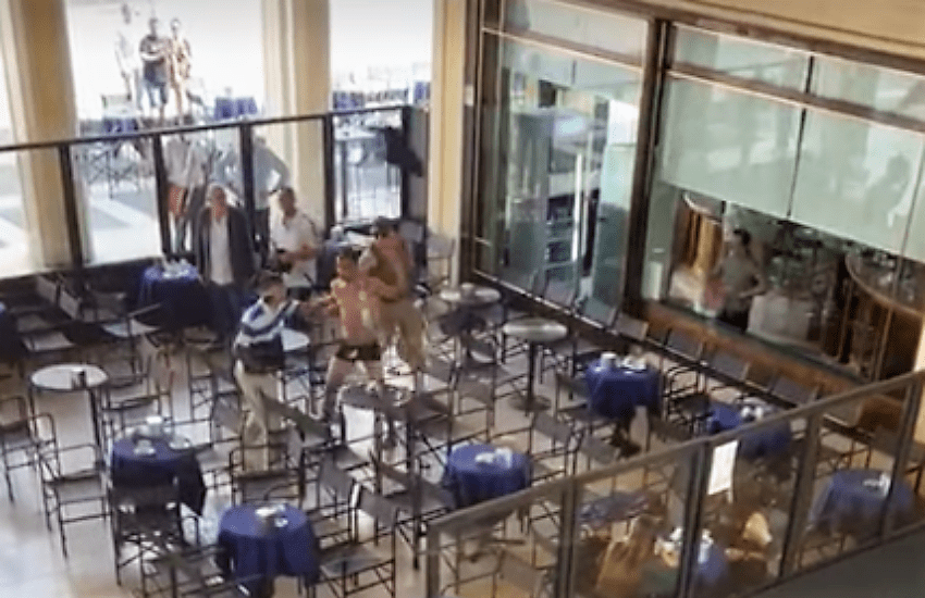 Seminudo tenta di rubare birre e semina il panico lanciando sedie e tavolini (VIDEO)