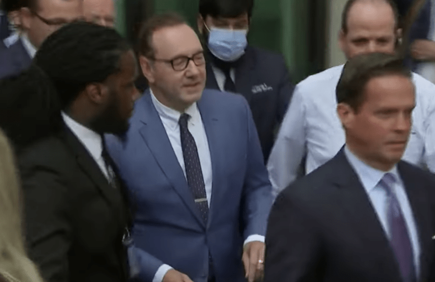Kevin Spacey si presenta in tribunale per rispondere di abusi sessuali (VIDEO)
