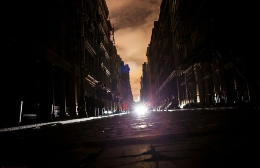 Milano, continuano i blackout: “Ho fatto 13 piani a piedi. Vergognatevi” (VIDEO)