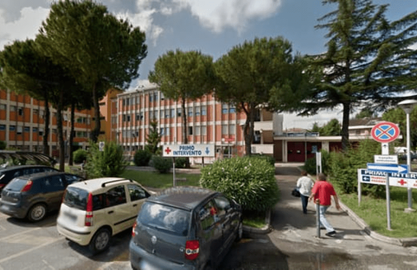 Rimini: stanco di fare la fila al pronto soccorso si lancia da un cancello e viene subito ricoverato