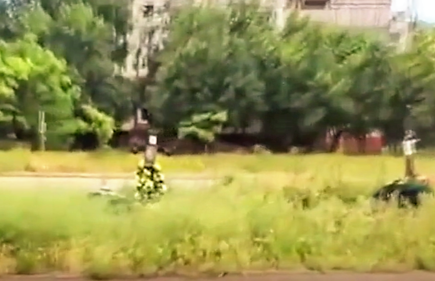 Ucraina: a Mariupol i cortili diventano cimiteri (VIDEO)