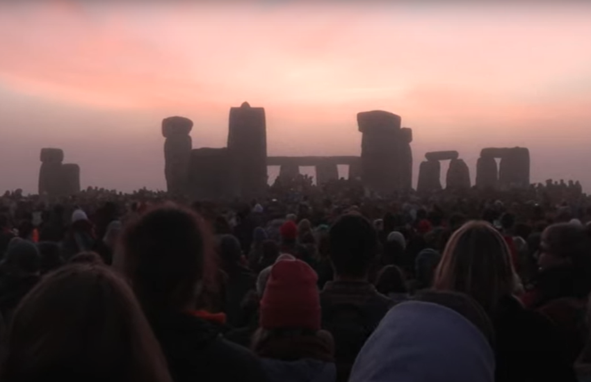 Stonehenge: in migliaia rivivono la magia del solstizio d’estate (VIDEO)
