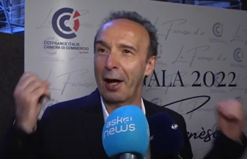 Benigni premiato dalla Francia ironizza sul M5S: “Una scissione e siete l’Italia precisa” (VIDEO)