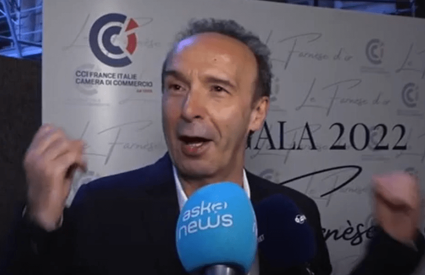Benigni premiato dalla Francia ironizza sul M5S: “Una scissione e siete l’Italia precisa” (VIDEO)