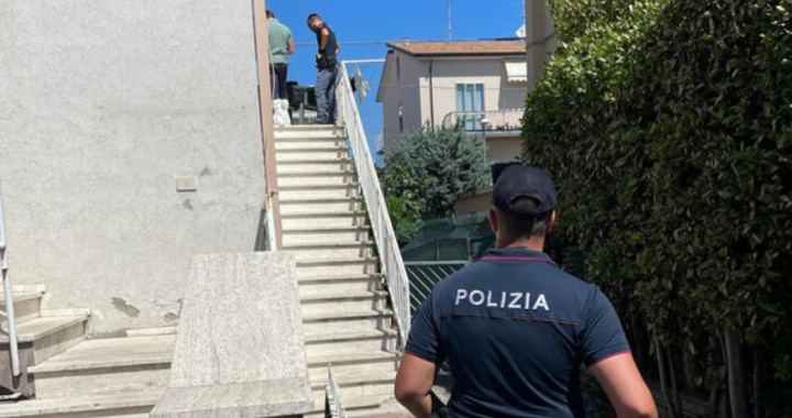 Femminicidio Rimini: le sfonda la testa a martellate davanti al neonato