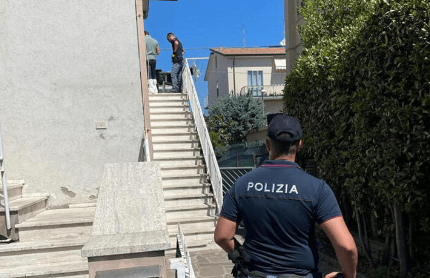 Femminicidio Rimini: le sfonda la testa a martellate davanti al neonato