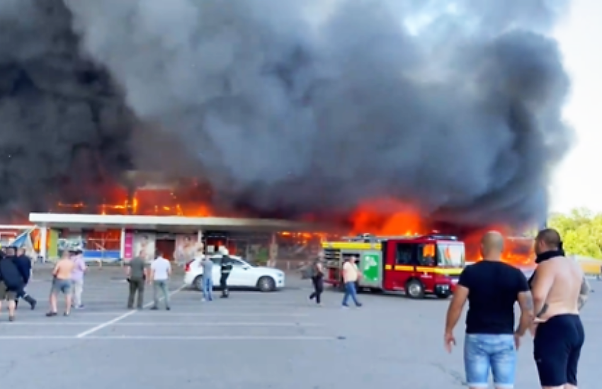 Ucraina, il video del centro commerciale colpito da razzi russi: “C’erano più di mille civili”