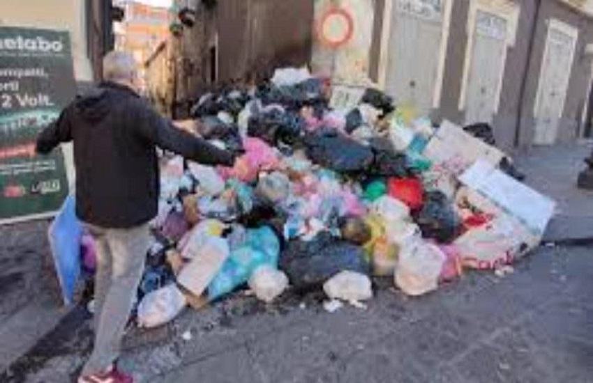 Mille tonnellate di rifiuti a Catania, al via la rimozione: ecco i motivi del blocco del conferimento