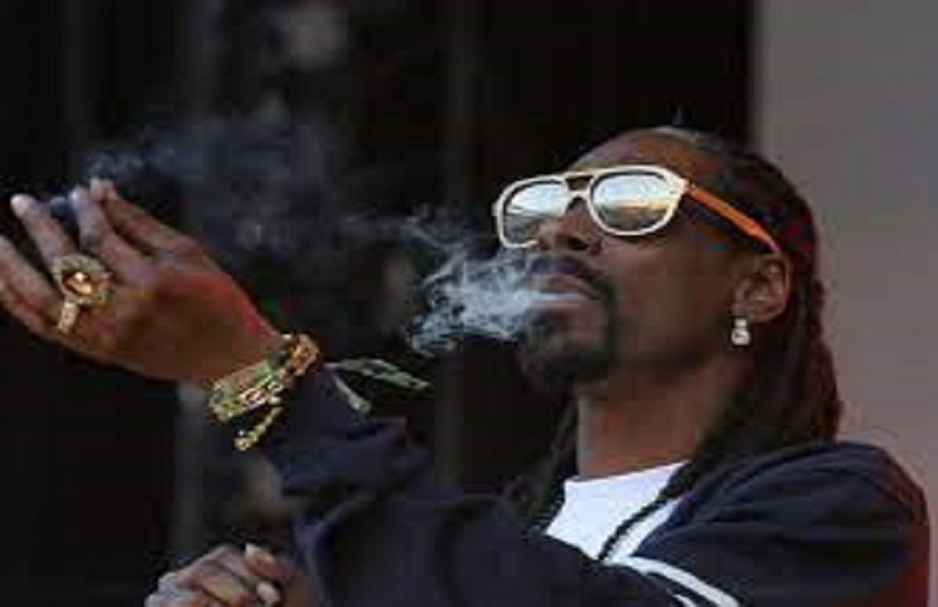 Inflazione, Snoop Dogg aumenta la paga al suo rollatore di canne personale