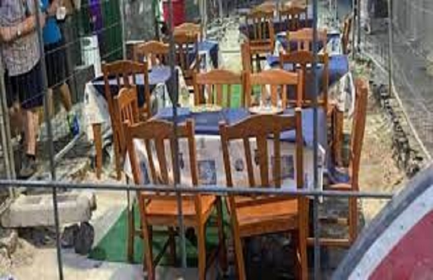 Napoli: nella via c’è un cantiere, ma il ristoratore ci mette i tavoli all’aperto in mezzo
