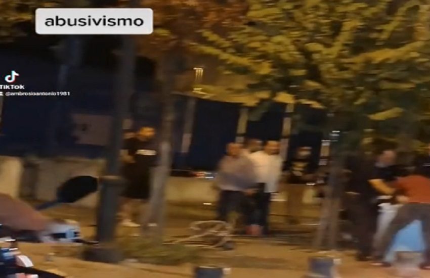 Castellammare di Stabia, venditore ambulante fugge dai vigili, perde la merce e i passanti la rubano – VIDEO