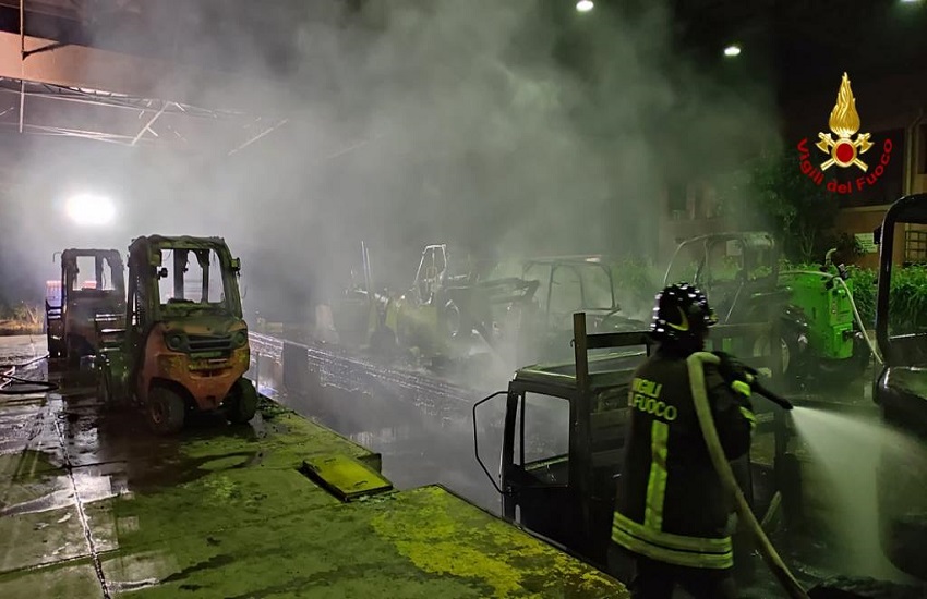 [VIDEO] Riposto, fiamme danneggiano carrelli elevatori di un’azienda vivaistica