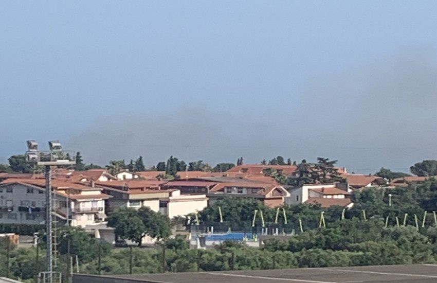 [FOTO E VIDEO] Sterpaglie e materiale di risulta in fiamme tra via Nuovalucello e via Matteo Ricci: Vigili del Fuoco sul posto