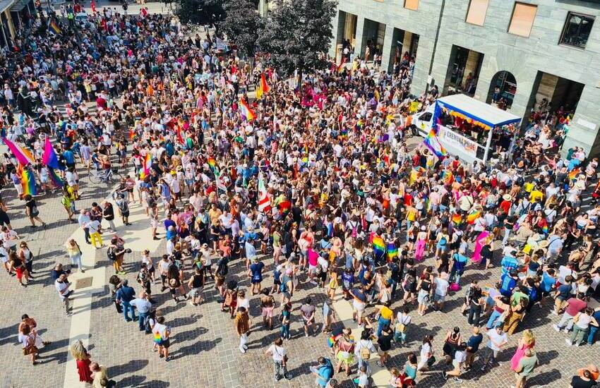 Pride Cremona, al corteo sfila Vergine Maria a seno nudo: furiosa polemica – Foto