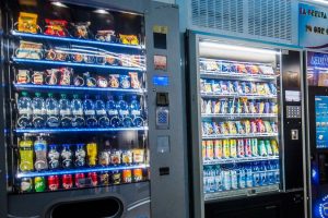 Tenta di rubare snack da un distributore automatico a scuola ma si taglia e muore dissanguato
