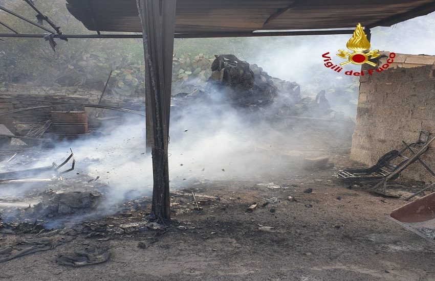 [GALLERY] Fiamme a Grammichele, esplode bottiglia GPL in contrada Canale: intervento ancora in corso