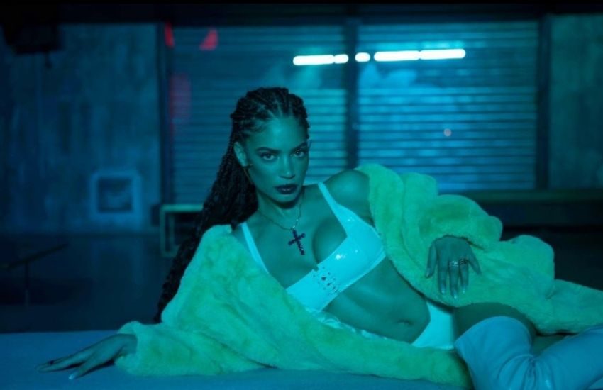 Elodie in lingerie e stivali bondage per l’uscita anticipata di Tribale