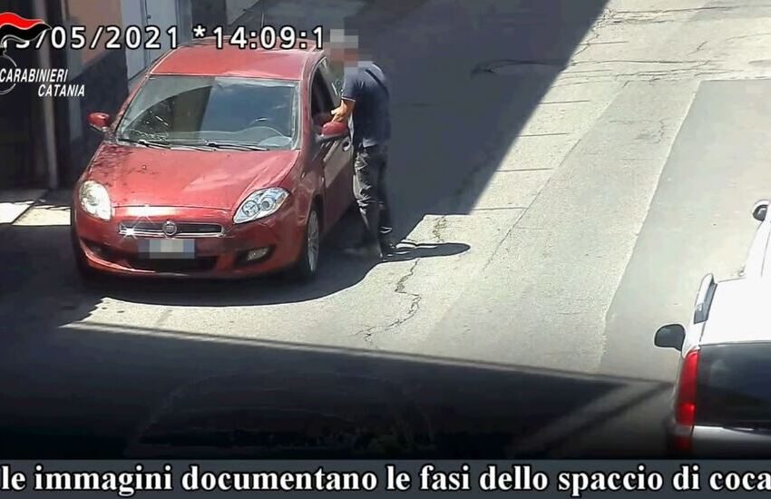 San Giovanni la Punta, gestiva una rete di spaccio di cocaina dal carcere, 17 indagati